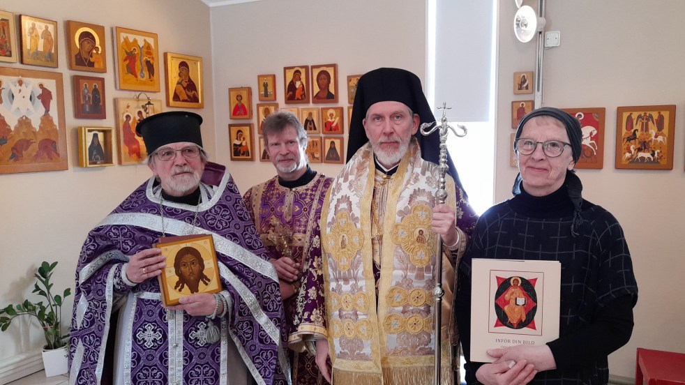 Σεβασμιώτατος Μητροπολίτης Σουηδίας Κλεόπας, Ιερολ. Διάκονος κ. Ουρβανός Urban Widetun, Εφημέριος Αιδ. Πρεσβύτερος Δρ. Βενέδικτος Bengt Pohjanen και η Πρεσβυτέρα του Μόνικα, στο παρεκκλήσιο της Μεταμορφώσεως του Σωτήρος Överkalix.